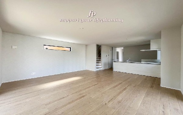 大切なご家族が集まるからこそＬＤＫはこだわりたいですよね！休日はおひさまの光をたっぷりと取りこめるリビングでゆったりと過ごしませんか？子供たちが元気に笑いながら走り回っている姿が目に浮かぶ空間です。