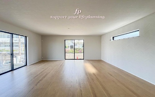 窓の多いリビング。南面に2箇所の大きな窓がしっかりと暖かい日差しと心地よい風を取り込みます。お天気の良い日は是非窓を全開にして季節を感じる贅沢な空間をご体感ください。