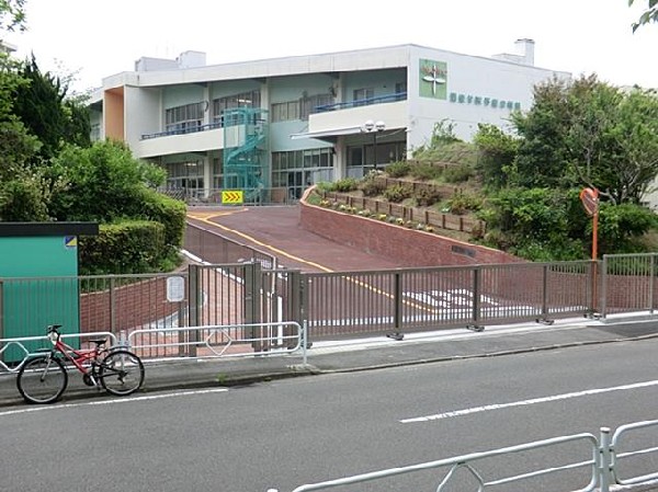 周辺環境:関東学院野庭幼稚園(関東学院野庭幼稚園まで400m)