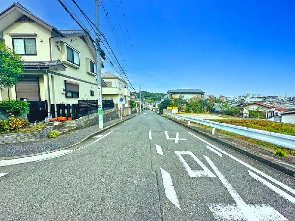 外観:☆☆風通しの良い住宅地☆☆  ゆとりのある住宅地　部屋の窓を開けるとそこには心地よい風が通りぬけます♪