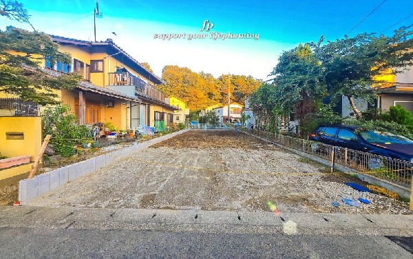 外観:第一種低層住居専用地域の良好な住環境が保たれたエリア。低層の一戸建てを中心とした街並みが整然と続き、周辺は高い建物が建っていないので、採光や開放性に恵まれ、空が広く緑の多い閑静な趣を感じる環境です。