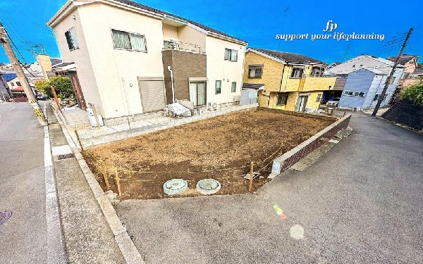 外観:隣地と距離を置き、優美に佇む住宅。暮らす家族と来訪者の目をの楽しませる外観。戸建住宅の良さを知っていただける一邸が新しい家族を待ちます。