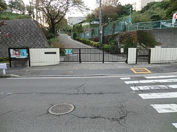 周辺環境:横浜市立芹が谷中学校(横浜市立芹が谷中学校まで1100m)