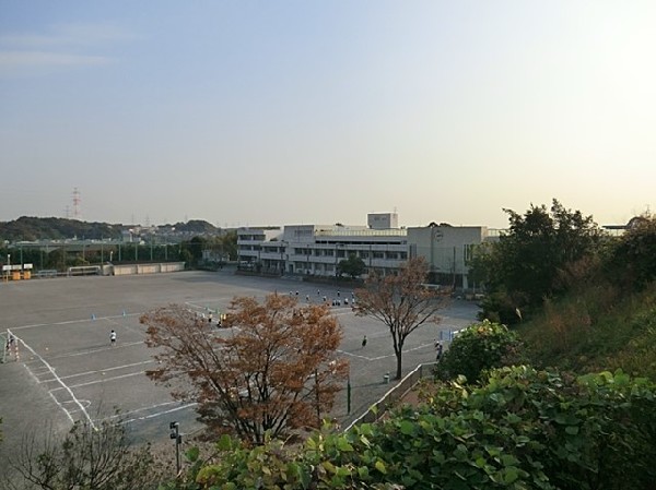 周辺環境:横浜市立秋葉中学校(横浜市立秋葉中学校まで1400ｍ)