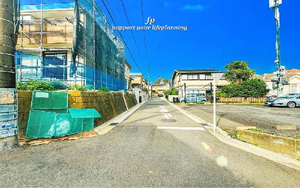 外観:前面道路は閑静な住宅地をはしる車通りの少ない道路。お車の出し入れが苦手なママや小さなお子様にも安心ですね。しっかり舗装もされているので、ベビーカーや自転車で通っても快適に通行できます。