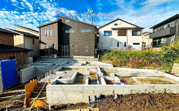 外観:隣地と距離を置き、優美に佇む住宅。暮らす家族と来訪者の目をの楽しませる外観。戸建住宅の良さを知っていただける一邸が新しい家族を待ちます。