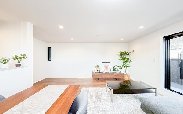 ご家族が集まるからこそＬＤＫは拘りたいですよね！日光をたっぷりと取りこめるリビングでゆったりと過ごしませんか？子供たちが元気に笑いながら走り回っている姿が目に浮かぶ空間です。