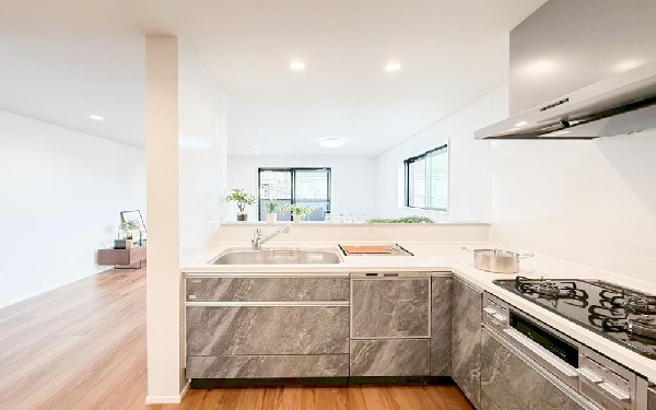 新しいキッチンは食事の支度が捗りますね！お子様と一緒に準備や片付けが出来るキッチンは、ご家族のコミュニケーションを育む場として活躍します。何気ない時間ですが、大切にしたいですね！