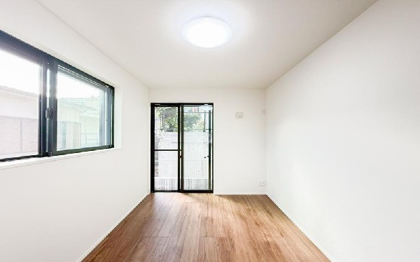 光が取り込みやすい2面採光の居室。日当たり良好です。クローゼットを完備し、収納スペースも十分。初めてのお子様にとっての「自分の部屋」。学習デスクやベッドの配置もラクラクです。