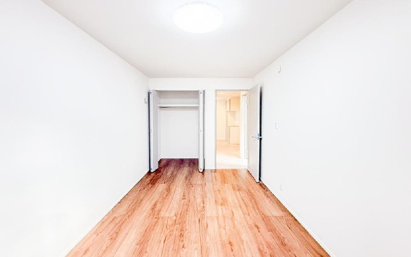 居室には収納クローゼットを完備！普段使いのお洋服や小物はもちろん、季節物のお洋服などもしっかりと整理整頓おしまい頂けます。居室空間をより広く隅々までお使いいただけますね。