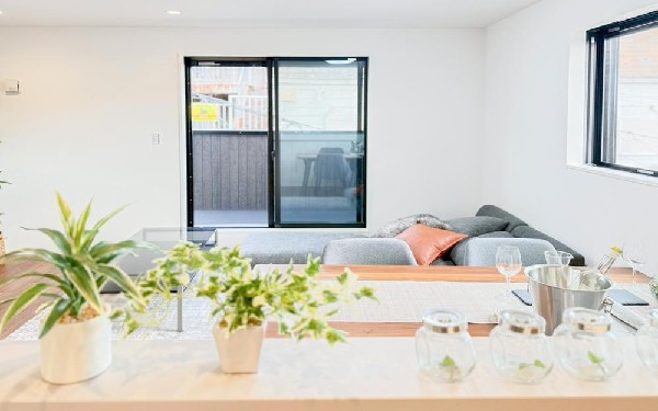 大切なご家族が集まるＬＤＫはこだわりたいですね！休日はおひさまの光をたっぷりと取りこめるリビングでゆったりと過ごしませんか？子供たちが元気に笑いながら走り回っている姿が目に浮かぶ空間です。