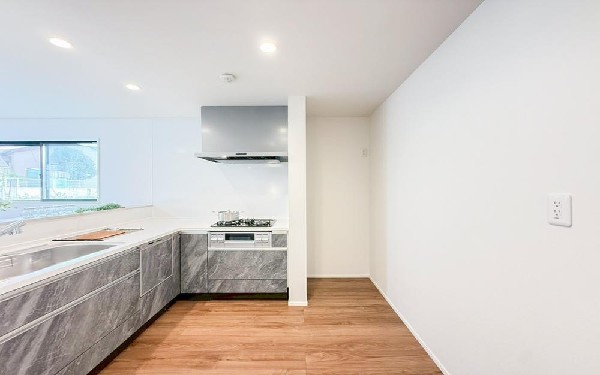 対面式のカウンターキッチンは、出来上がったお料理をカウンターに並べてお子様が運ぶなど、お手伝いの時間も増えそうですね！家族と会話をしながら料理を楽しめ一体感を感じられるキッチン。