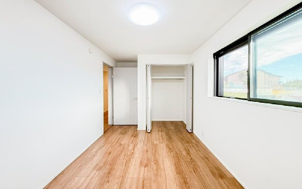 2面採光でお部屋の隅々まで明るい居室。おひさまの光を、爽やかな風をたっぷりと取り込めます。居室内はいつも明るい印象ですので、気持ちの良い朝を迎えられそう。毎日の生活も自然と明るくなりますね。