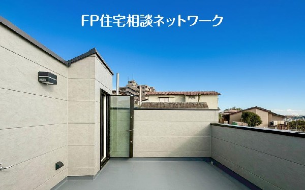 お洗濯物を干すだけのスペースではもったいない多用途にご利用いただける大型バルコニーです。天気の良い日にはテーブルとイスを並べて外でお食事なども楽しめ、ご家族憩いの場としてもご利用いただけます。