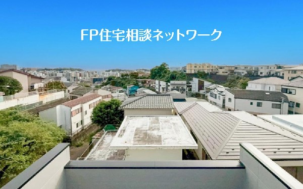 都会の喧騒を忘れさせる、開放感あふれるスカイバルコニー。視界いっぱいに広がるパノラマビューは、日々の疲れを癒し、心にゆとりをもたらします。青空の下、風を感じながら特別な時間を過ごしませんか。