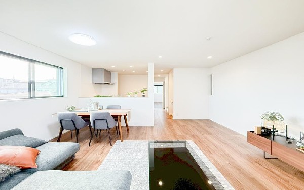 オープンでのびやかな空間を生み出す、こだわりの広がりとゆとり。家族と過ごす時間を大切にしたい方にぴったりの明るくゆとりある住空間です。窓からの日差しがリビングの隅々までしっかりと届きます！