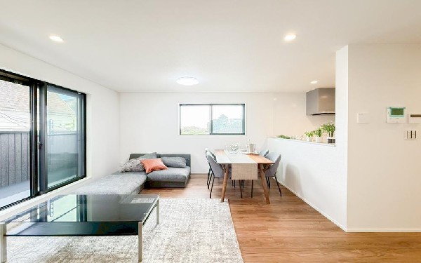 家族と過ごす時間を大切にする方にピッタリのゆとりの住空間です。お子様が元気に走り回っても安心して見守れます。家族の笑い声が今にも目に浮かびそうですね。