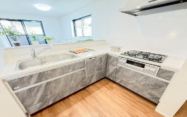 使い勝手の良いＬ型キッチン。料理の作業スペースが広くとれるだけでなく、収納スペースもしっかり確保。シンクとコンロの距離も近いので作業効率が上がります。心地よい使い勝手をご堪能ください。