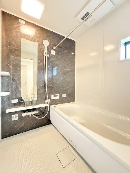 ゆったりとくつろげる広々バス。足までしっかりと伸ばせる浴槽は、心身ともにしっかりと疲れを癒してくれます。お子様とも一緒に浸かれ、ご家族みんなで一緒にバスタイムを楽しめますね♪