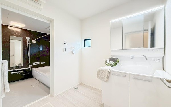 ゆとりのある洗面スペースで、朝の身支度やお掃除・片付けも快適スムーズです。３面鏡で髪のセットやお化粧もストレスなくこなせ、朝から気分良く通勤通学に向かえそうですね！