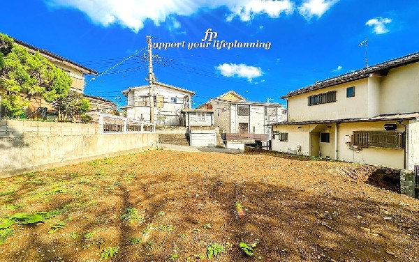 外観:一種低層住居専用地域は殆どの住宅が2階建て。それぞれの敷地にしっかり日当たりを確保できるよう設計された住宅専用地域です。閑静な住宅街で住環境を重視する方にオススメできる立地です。