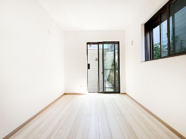 ◇居室◇  日差しを長時間受ける事が出来る暖かいお部屋です。大きな窓からは、眩しいほど光が差し込んでおりました！