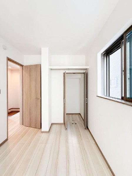 ◇居室◇  居室には収納クローゼットを完備！普段使いのお洋服や小物はもちろん、季節物のお洋服などもしっかりと整理整頓おしまい頂けます。居室空間をより広く隅々までお使いいただけますね。