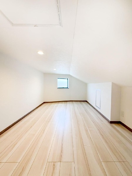 ◇小屋裏収納スペース◇  普段使わない季節家電やレジャー用品、思い出のアルバムなどの保管にぴったりな小屋裏収納を完備。暮らしのスペースを広く保ちながら、収納力も確保できる賢い間取りです。