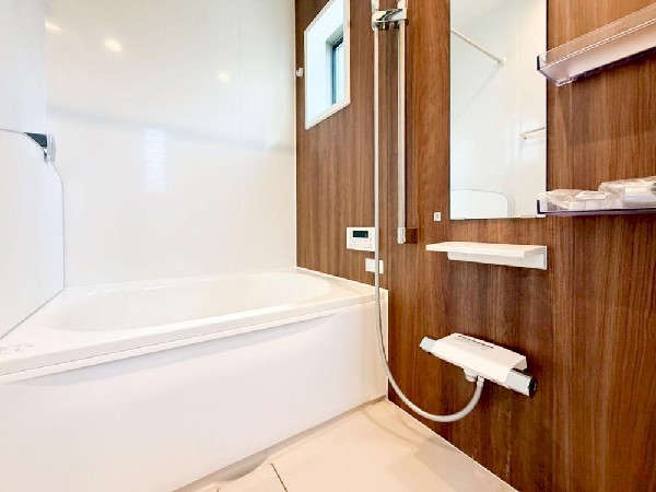 ◇浴室◇  ゆったりとした大き目の浴槽が嬉しい。毎日の疲れを取る癒しの場所だからこそこだわった空間です。リラックスできるよう優しいカラーをチョイスしました。時を忘れるほどのんびりできる空間に。