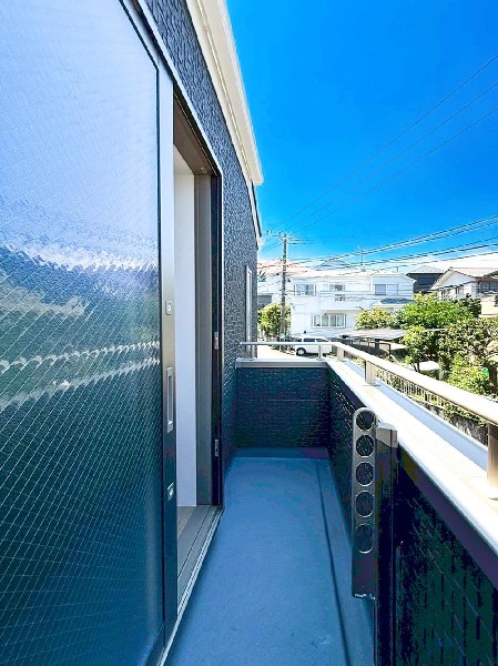 ◇バルコニー◇  開放的なバルコニーは太陽の温かな温もりをめいっぱい受け止めてくれます。太陽の光と爽やかな風を受けたお洗濯物はあっという間に乾き、取りこむ時には太陽の匂いを感じられそうですね。