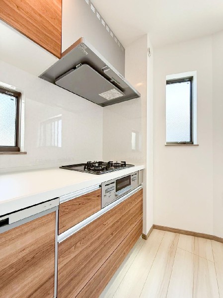 キッチン◇  スライド収納付きのシステムキッチン。大きめのボールや圧力鍋、フライパンなどもすっきりと収納可能で、出し入れもスムーズ。料理器具や調味料など細かな物も取りやすく、お料理も捗ります！