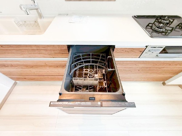 ◇キッチン◇  「浄水器・食洗機」を標準装備したキッチンはナチュラルな色合いで飽きのこないデザインです。小窓かがあるので料理中の気になる匂いも換気が行えます。