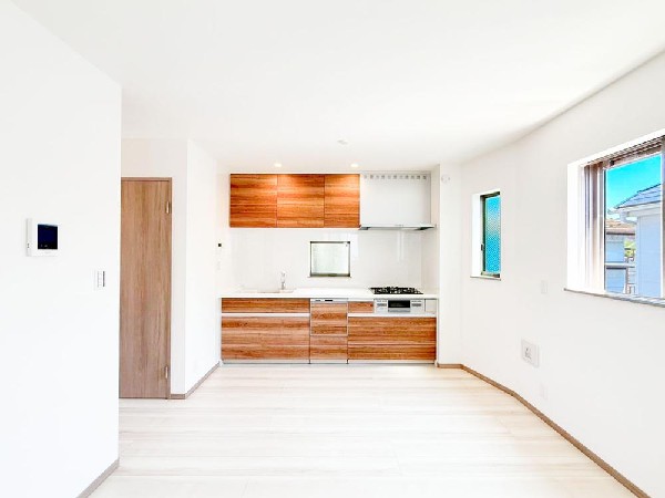 ◇リビング・ダイニング◇  想像以上の質感が訪れる者の心を離さない。フローリング素材、窓の配置、どれをとってもワンランク上の仕上がり。