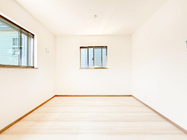 ◇居室◇  光が取り込みやすい2面採光の居室。日当たり良好です。クローゼットを完備し、収納スペースも十分。