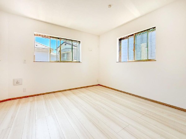 ◇居室◇  日差しを長時間受ける事が出来る暖かいお部屋です。もちろんペアガラスなので、遮音性にも優れ結露も発生しにくい構造。サッシ周りのカビが発生しにくくなりますね。