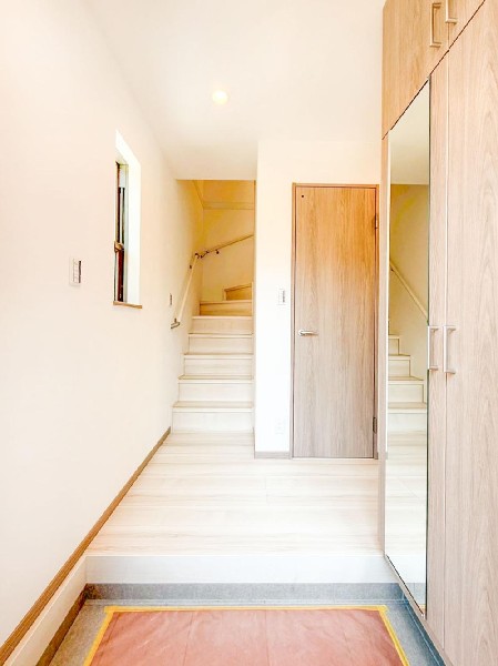 外観:◇玄関◇  散らかりがちな玄関もスッキリと保てる玄関収納は家の中に入る時一番最初に目に付く場所だから拘りたいですよね！木目調の落ち着いた雰囲気の色目が、家の雰囲気をそのまま表している家の顔です。