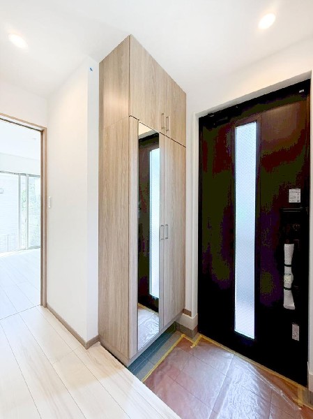 外観:◇玄関◇  気持ちの良い一日の始まりは笑顔でスタートしたいですよね。玄関ホールがスッキリ広々としていると帰る時も出ていく時も気持ちが良いものです！