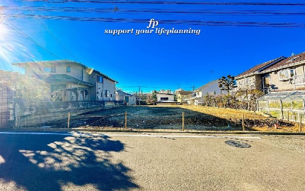 外観:一種低層住居専用地域は殆どの住宅が2階建て。それぞれの敷地にしっかり日当たりを確保できるよう設計された住宅専用地域です。閑静な住宅街で住環境を重視する方にオススメできる立地です。