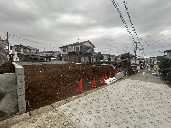 外観:閑静な車通りの少ない道路