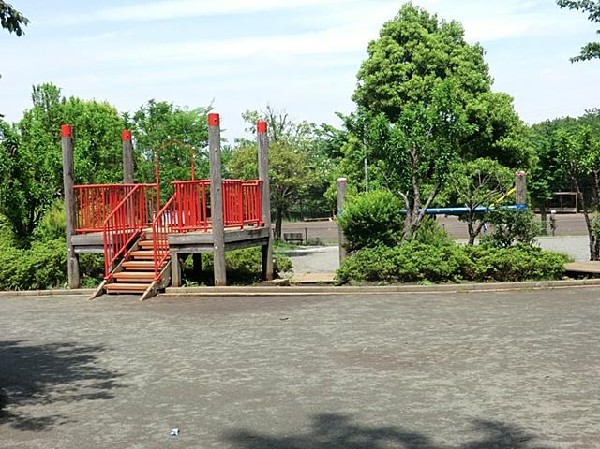 周辺環境:仏向矢シ塚公園、(仏向矢シ塚公園、まで650m 樹木が立ち並び、木漏れ日を愉しめる公園。都会の騒がしさから解放される、大人も癒される落ち着きある空間が広がります。遊具だけではなく、駆け回れる広いスペースもあります。)