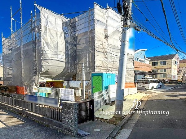 外観:◇前面道路の様子◇  前面道路は閑静な車通りの少ない道路。お車の出し入れが苦手なママや小さなお子様にも安心ですね。駐車スペースも広々しているので楽々駐車できますね！