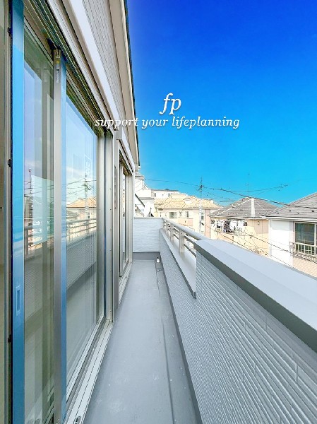 ◇バルコニー◇  開放的なバルコニーは太陽の温かな温もりをめいっぱい受け止めてくれます。太陽の光と爽やかな風を受けたお洗濯物はあっという間に乾き、取りこむ時には太陽の匂いを感じられそうですね。