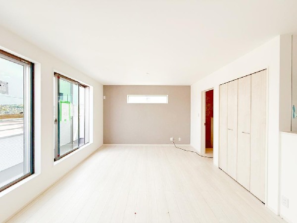 ◇リビング・ダイニング◇  ソファを置いてゆったり寛げる広さのリビングは、ご家族の憩いの場にぴったり！2階にリビングを設けており、プライバシーを確保できます。道路からの視線も気になりません。