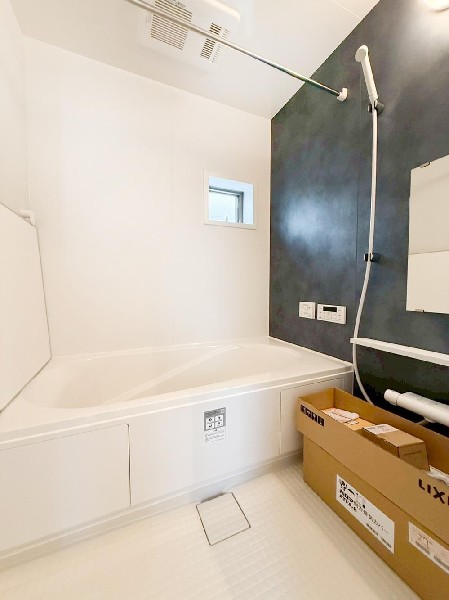 ◇浴室◇  ゆったりと寛げる広々バス。殆どの方は足を伸ばして入浴することが可能で一日の疲れを癒す貴重なバスタイムです。お子様とご一緒にリビングとは違った家族団欒のひと時をお楽しみ下さい。  ◇浴室◇