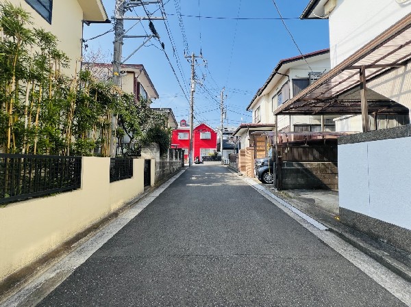 外観:前面道路は閑静な住宅地をはしる車通りの少ない道路