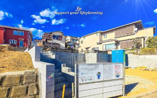 外観:一種低層住居専用地域は殆どの住宅が2階建て。それぞれの敷地にしっかり日当たりを確保できるよう設計された住宅専用地域です。閑静な住宅街で住環境を重視する方にオススメできる立地です。