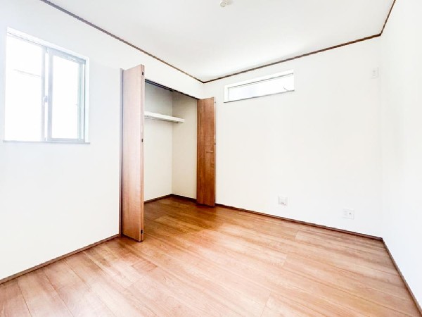 光を取り込みやすい2面採光の居室は日当たり良好です。クローゼットの完備で収納スペースも十分。初めてのお子様にとっての「自分の部屋」。学習デスクやベッドの配置もラクラクです。