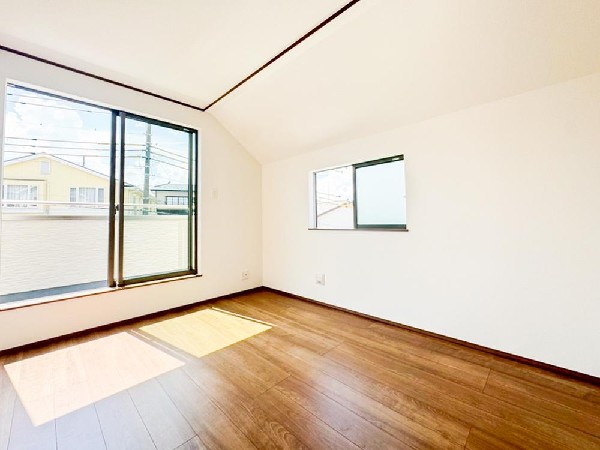 2面採光でお部屋の隅々まで明るい印象の居室。おひさまの光を、爽やかな風をたっぷりと取り込めます。居室内はいつも明るいので、毎日の生活も自然と明るくなりますね。