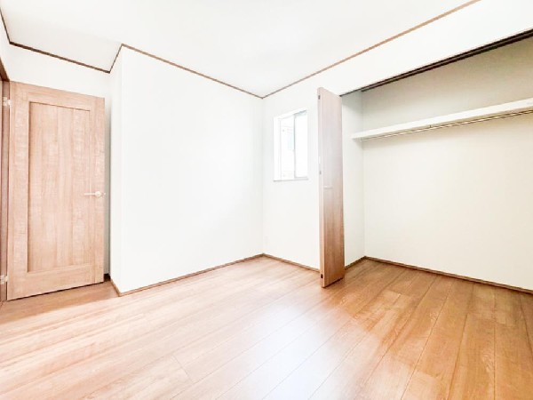 収納力が豊富な大型クローゼット。普段着やスーツはもちろんのこと、コート類などもしっかり掛けられます。奥行きもあるので、収納ボックスもそのまましまえて部屋がスッキリしますね。