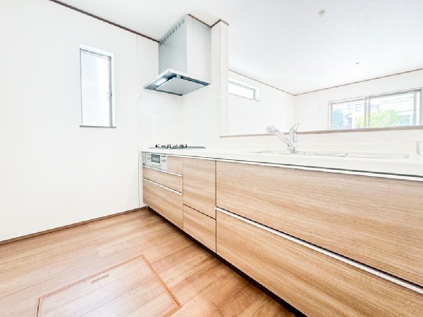 背面が広くなっていて、収納や調理家電を置けるスペースになっているので、ご夫婦でお料理を楽しめそうです。